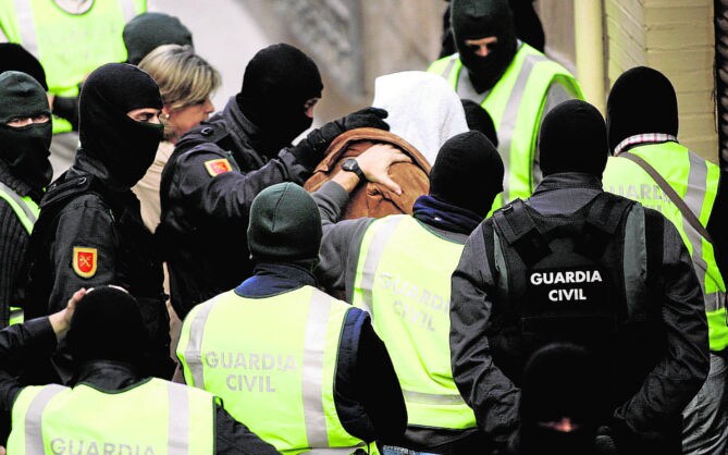Guardias civiles, con un acusado de terrorismo islamista en Alicante.