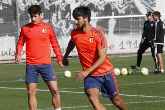 En primer plano, André Gomes trabaja durante el entrenamiento de ayer en Paterna.