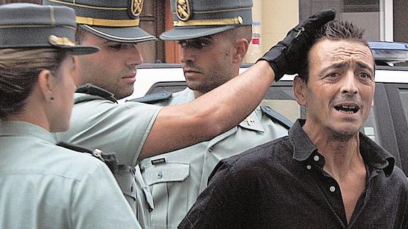 Pedro M. R., uno de los imputados por el crimen de Albalat dels Tarongers, a su llegada al juzgado de Sagunto el 22 de julio de 2011.