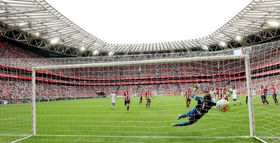 Parejo bate a Iraizoz ayer en San Mamés. :: efe/luis tejido