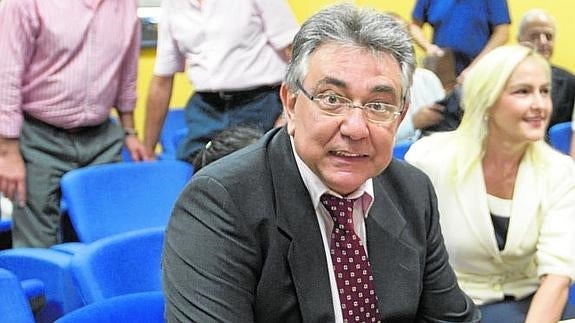 José Moratal, ayer, instantes antes de defender su tesis sobre la crisis del PSPV.