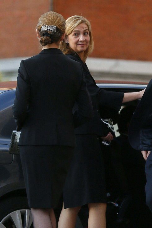 La Infanta Cristina, junto a su hermana, a la salida del funeral de Kardam de Bulgaria. :: JuanJo Martín/efe