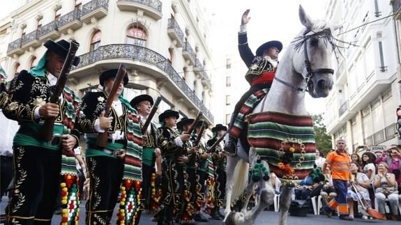 Un momento de la procesión de Moros y Cristianos.