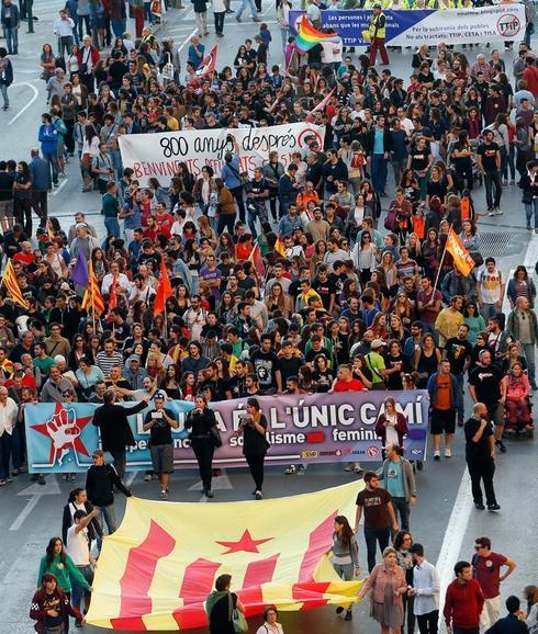 La manifestación catalanista aparca el tono reivindicativo ante el cambio de Gobierno