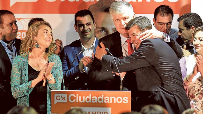 Carolina Punset, la noche electoral del 24 de mayo, aplaudendo a Fernando Giner.