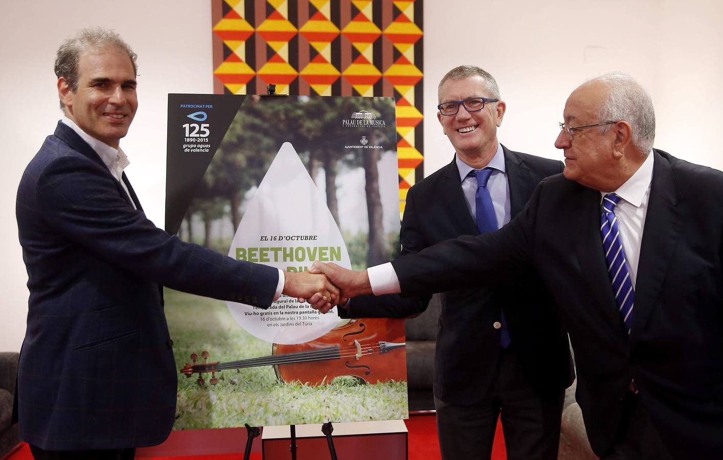 El presidente del Grupo Aguas de Valencia, Eugenio Calabuig (2º d), el subdirector de música, Manuel Muñoz (d), y el director titular de la Orquesta de Valencia, Yaron Traub, durante la presentación del proyecto