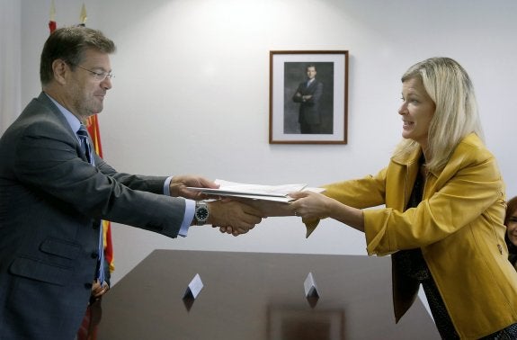 El ministro de Justicia, Rafael Catalá, y la consellera Gabriela Bravo. :: EFE/ Kai Försterling