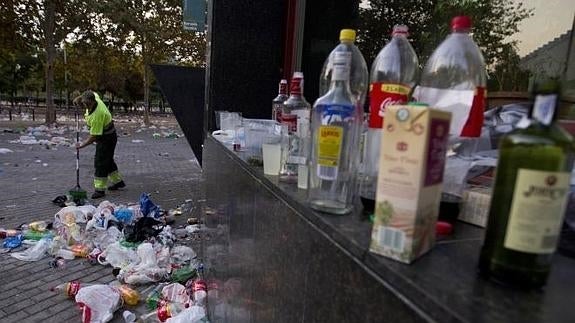 Restos de botellón en una calle de Valencia. 