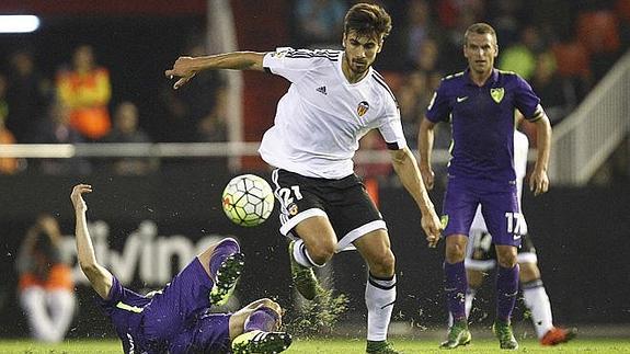 André Gomes regatea a un rival durante el partido ante el Málaga.