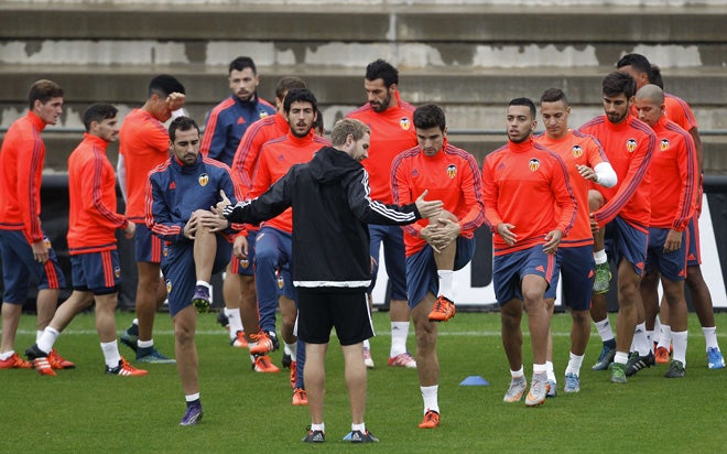 Los jugadores del Valencia realizando ejercicios de calentamiento.