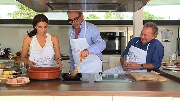 Fabiola y Carlos Herrera cocinan un arroz con habichuelas ante la atenta mirada de Bertín Osborne.