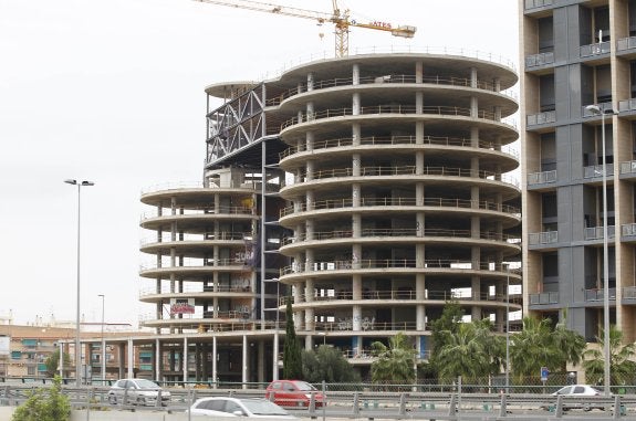 El montaje de la grúa ya ha comenzado en la estructura de hormigón que, tras los trabajos, presentará el aspecto de la imagen superior. :: monzó/lp