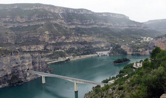 Un puente atraviesa el embarse de la Muela II. :: j.monzó