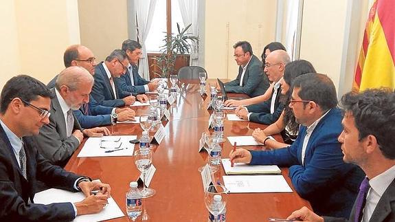 Los cinco rectores, en una reunión con el conseller de Transparencia, Manuel Alcaraz, y su equipo. 