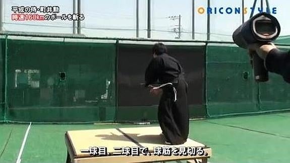 Un samurái corta una pelota de béisbol a 161 km/h