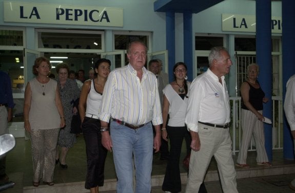 El Rey Juan Carlos sale del restaurante La Pepica.:: vicente martínez