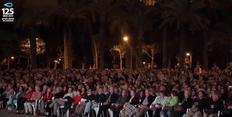 Espectadores del primer concierto de la temporada del Palau desde los Jardines del río.