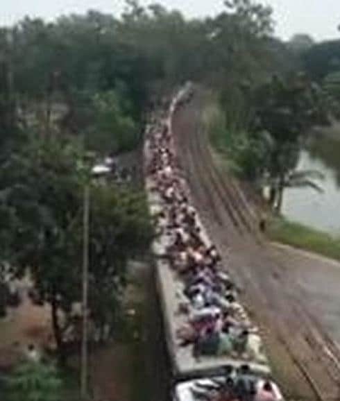 Un tren en la India donde se pone en riesgo la vida de los pasajeros