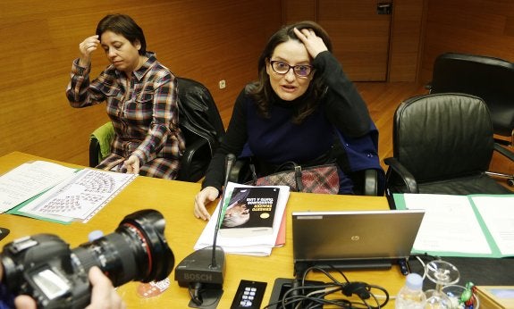 Oltra, ayer en Les Corts, donde defendió su presupuesto. :: Jesús Sánchez Signes