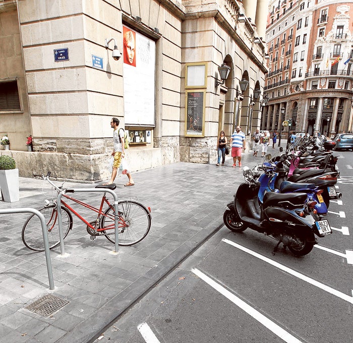 El aparcamiento para motos junto al Teatro Principal.