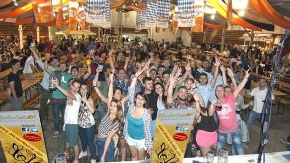 Jóvenes celebrando la Fiesta de la Cerveza.