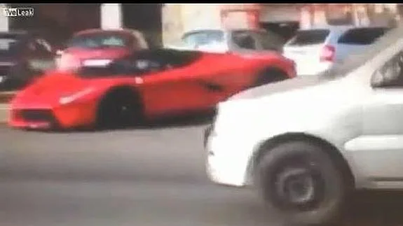 Un Ferrari impacta contra otros coches el día de su estreno