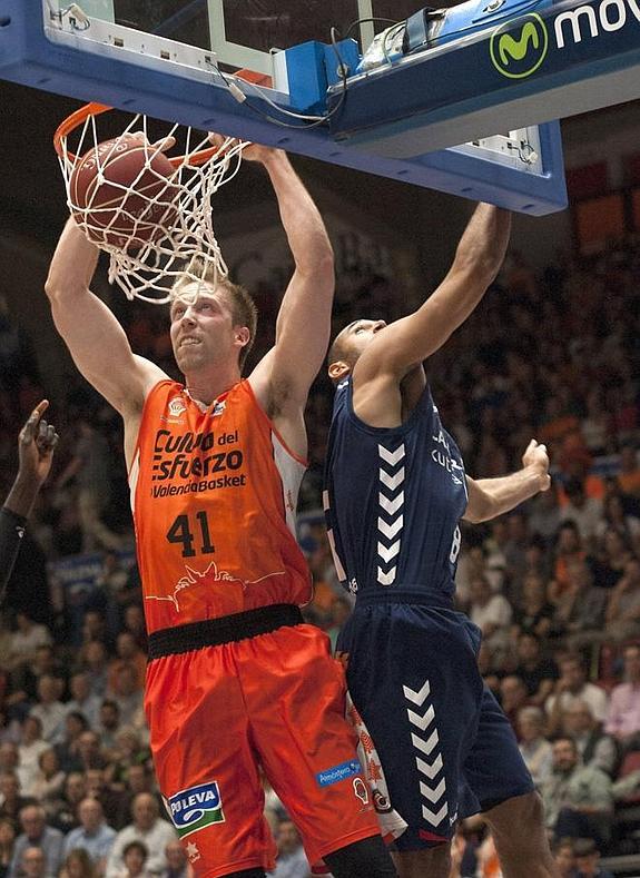 Justin Hamilton machaca el aro del Laboral Kutxa en el partido de la Fonteta.