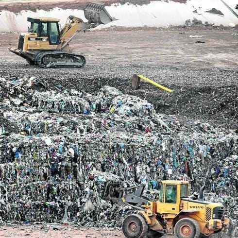 Una excavadora apila basura en Dos Aguas.