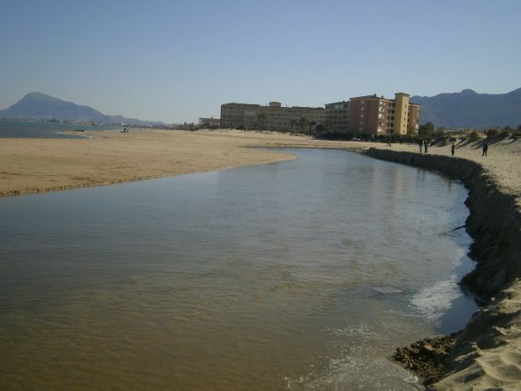 Zona del río Molinell de Oliva que estaria unida a Dénia con el futuro puente. :: lp