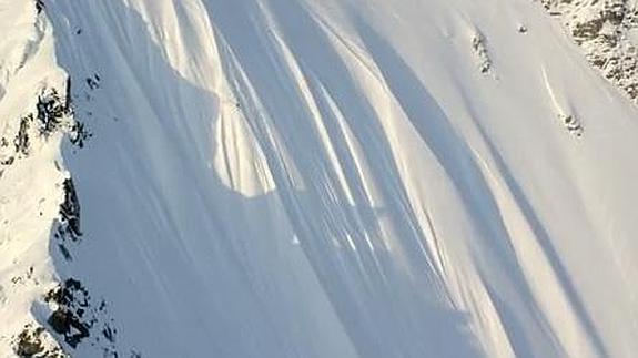 Escalador cae por una montaña.