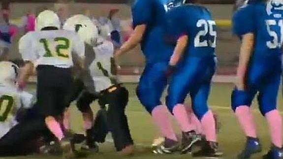 Un niño sin pies ni manos que juega a fútbol americano