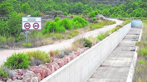 Principio del canal a cielo abierto Xerta-Sènia, a dos kilómetros del Ebro y totalmente seco.