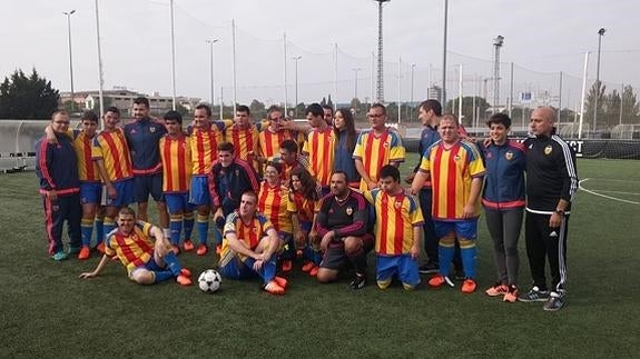 Javi Fuego junto al equipo del centro Francisco Esteve de Paterna. 