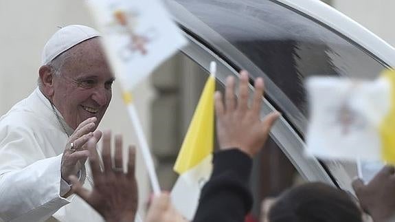 El Papa Francisco en Prato, donde recibió el regalo.