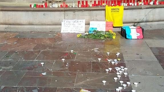 Velas y mensajes por los atentados de París en la Plaza de la Virgen de Valencia.