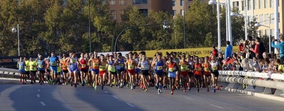 Participantes en el Maratón de Valencia Trinidad Alfonso. :: manuel molines