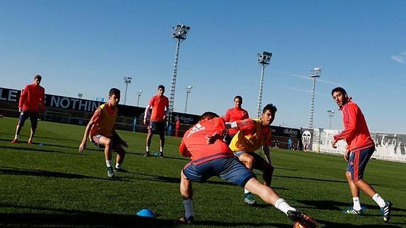 Los jugadores del Valencia, durante el entrenamiento.