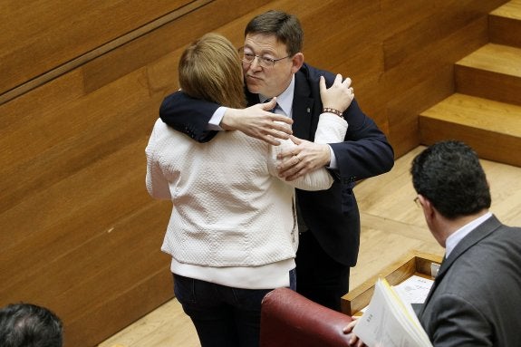 La síndic del PP, Isabel Bonig, y el jefe del Consell, Ximo Puig, se saludan, ayer. :: irene marsilla