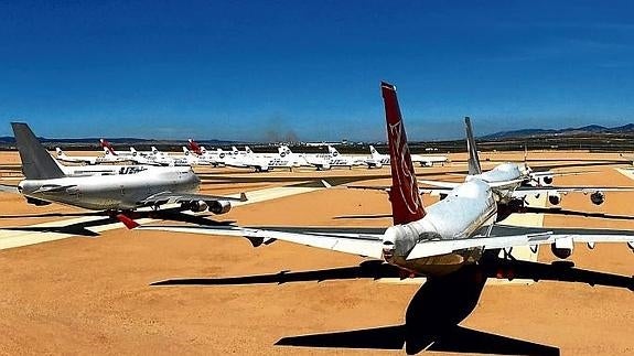 Cerca de 70 aviones reposan en las instalaciones de la pista de Teruel, que está al borde de su capacidad.