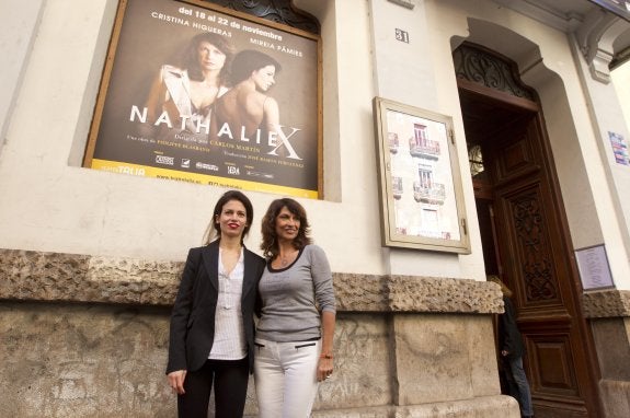 Cristina Higueras (dcha) y Mireia Pàmies, posan para los medios gráficos a la entrada del Teatro Talía . :: damián torres