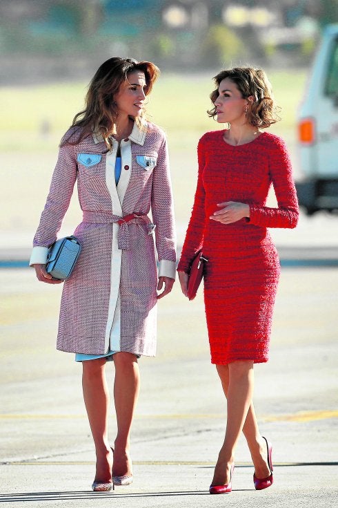 La Reina Letizia y Rania de Jordania, ayer en el aeropuerto de Barajas. :: efe