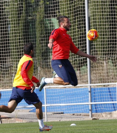 Ghilas salta con el balón en un entrenamiento. :: j. ramírez/lud