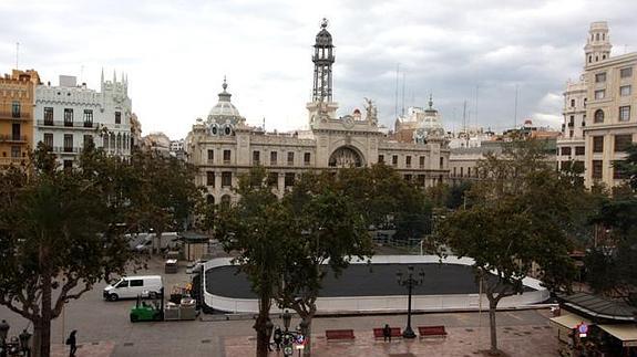 Montaje de la pista de hielo en la Plaza del Ayuntamiento.