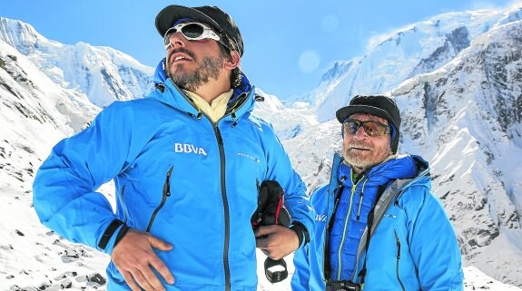 Roca, el gran heladero, y Soria, que sigue subiendo 'ochomiles' a sus 76 años, posan juntos en las cimas del Himalaya. :: discovery max
