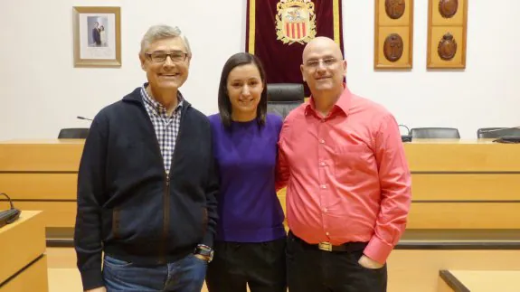 Pere Blanco, portavoz de EU, la alcaldesa socialista Marta Trenzano y Josep Bermúdez, portavoz de Més Algemesí. :: lp