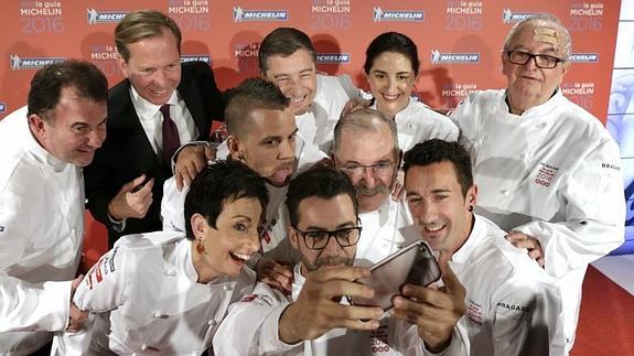 Los cocineros españoles galardonados con tres estrellas Michelín, Martín Berasategui (i); Joan Roca (c-fondo) (El Celler de Can Roca); Elena Arzak (2d) José Mari Arzak (d); David Muñoz (c) (Diverxo); Pedro Subijana (2d-fila centro) (Akelarre); Carme Ruscalleda (i-abajo) (Sant Pau); Eneko Atxa (Azurmendi) (d); y Quique da Costa (c-abajo) , junto al director de la Guía Michelin, Michael Ellis (2i-arriba), se hacen un selfie tras recibir sus estrellas en la gala de presentación de la Guía Michelin España&Portugal 2016, esta noche en Santiago de Compostela.