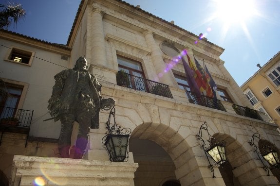 El IV duque de Gandia, Francisco de Borja, preside la fachada del ayuntamiento de Gandia. :: lp