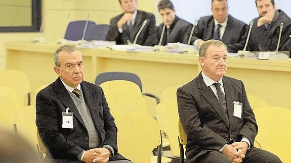 El ex director general de la CAM Roberto López Abad (i) y el exdirectivo Juan Ramón Avilés (d), durante el juicio en la Audiencia Nacional. 