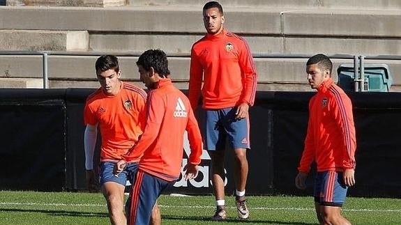 Parejo, Rafa Mir, Vezo y Bakkali en el entrenamiento previo al partido en Sevilla.
