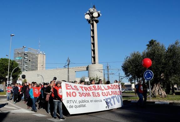 Los exempleados llevaban una pancarta que encabezaba la marcha reivindicativa.